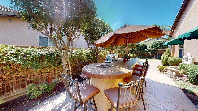 1341 E Via Corsica Place, Fresno, CA 93730