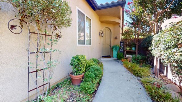 1341 E Via Corsica Place, Fresno, CA 93730