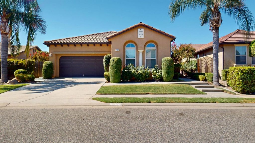 1341 E Via Corsica Place, Fresno, CA 93730