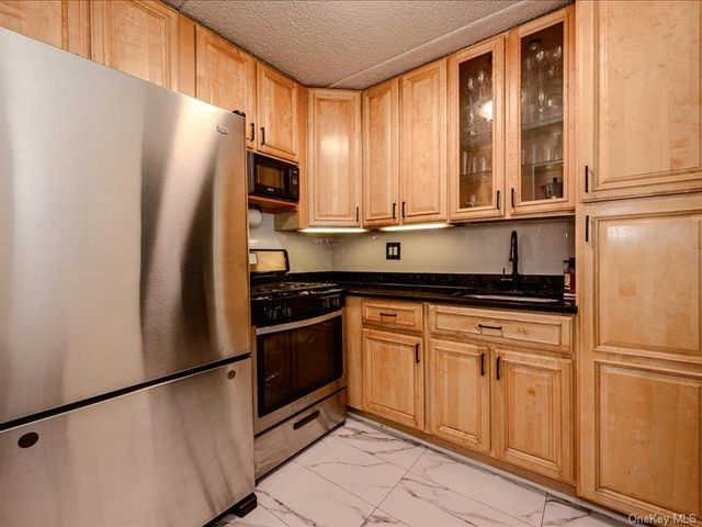 687 Bronx River Road 1D, Yonkers, NY 10704