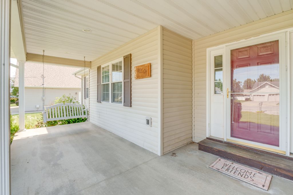 Image 2 of property listing at 405 W Beacon Court, Mt Vernon, IL 62864
