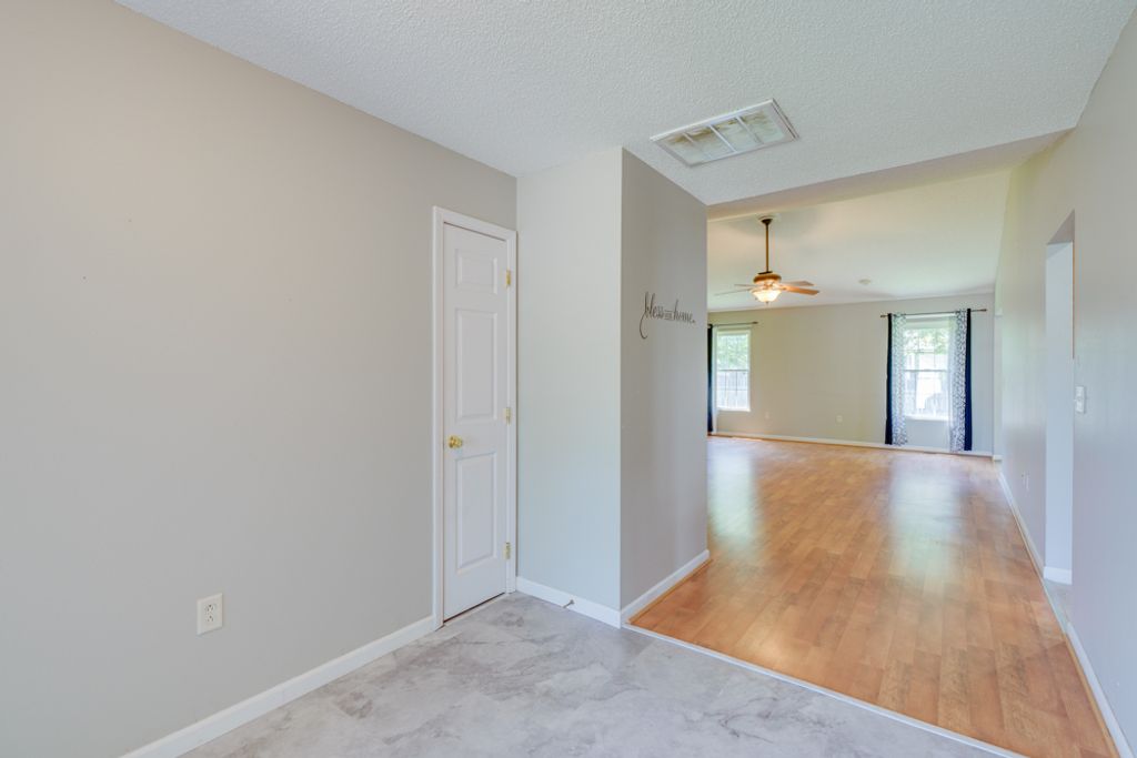 Image 11 of property listing at 405 W Beacon Court, Mt Vernon, IL 62864