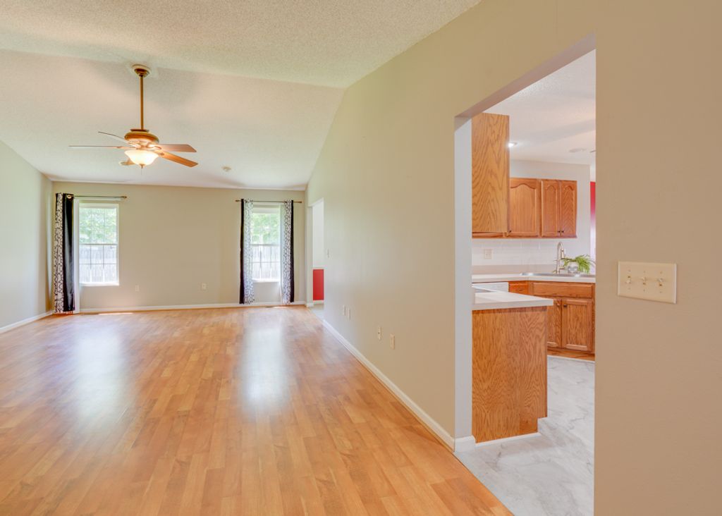 Image 12 of property listing at 405 W Beacon Court, Mt Vernon, IL 62864