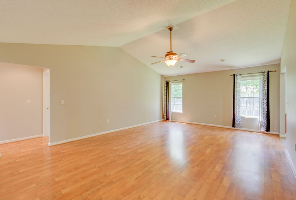 Image 13 of property listing at 405 W Beacon Court, Mt Vernon, IL 62864