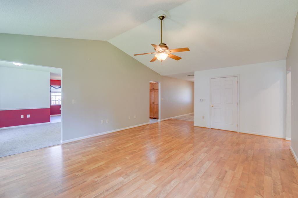 Image 14 of property listing at 405 W Beacon Court, Mt Vernon, IL 62864