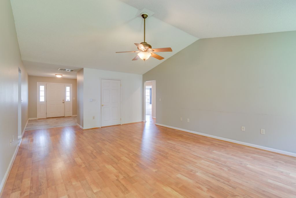 Image 15 of property listing at 405 W Beacon Court, Mt Vernon, IL 62864