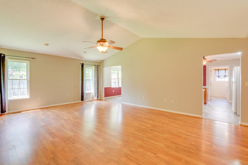 Image 16 of property listing at 405 W Beacon Court, Mt Vernon, IL 62864