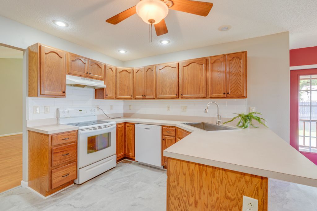 Image 18 of property listing at 405 W Beacon Court, Mt Vernon, IL 62864