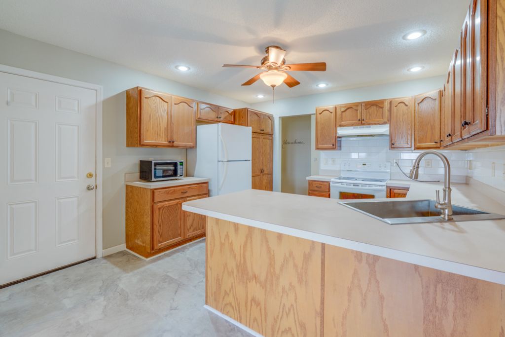 Image 19 of property listing at 405 W Beacon Court, Mt Vernon, IL 62864