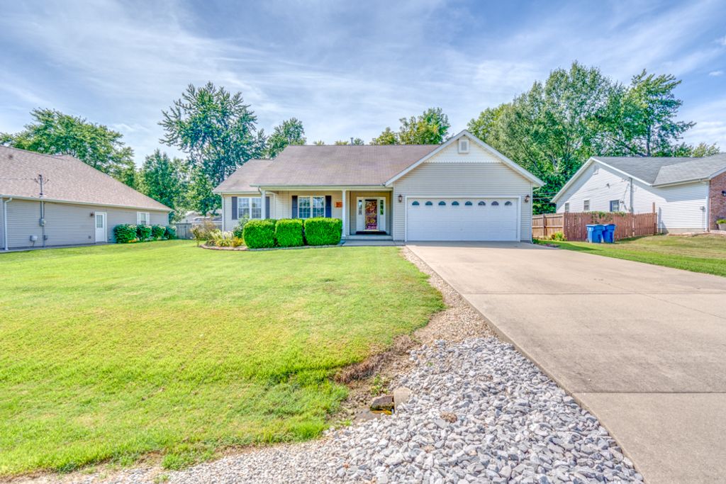 Image 3 of property listing at 405 W Beacon Court, Mt Vernon, IL 62864