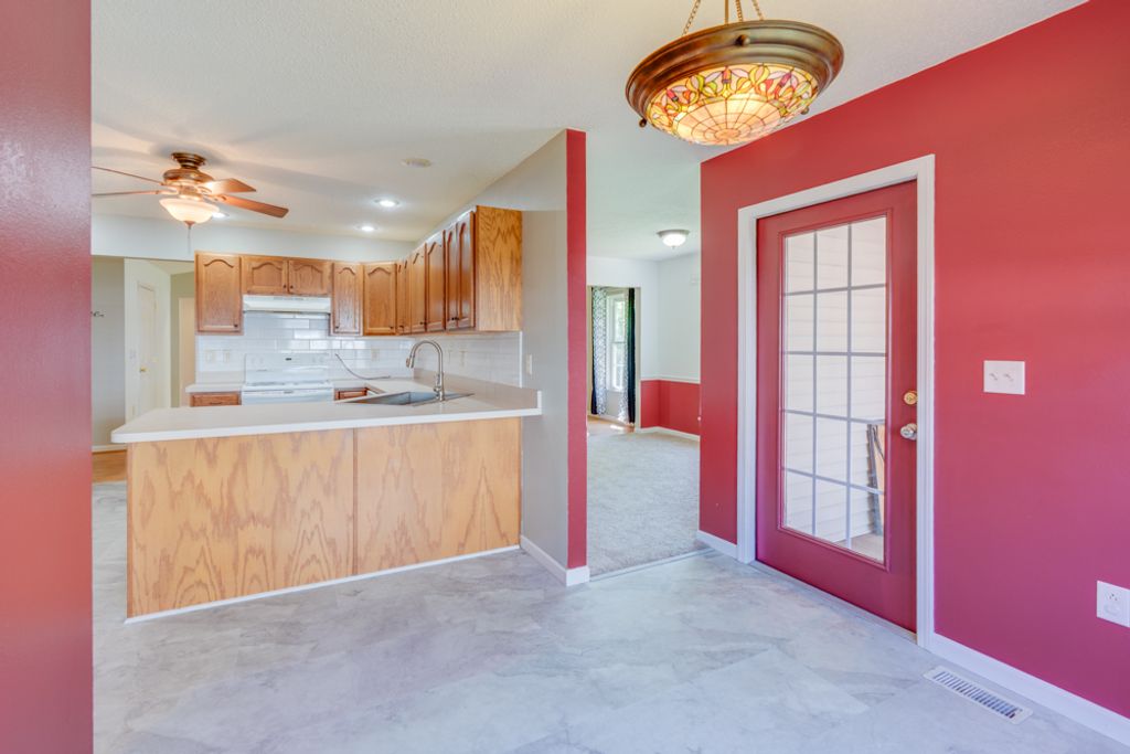 Image 21 of property listing at 405 W Beacon Court, Mt Vernon, IL 62864