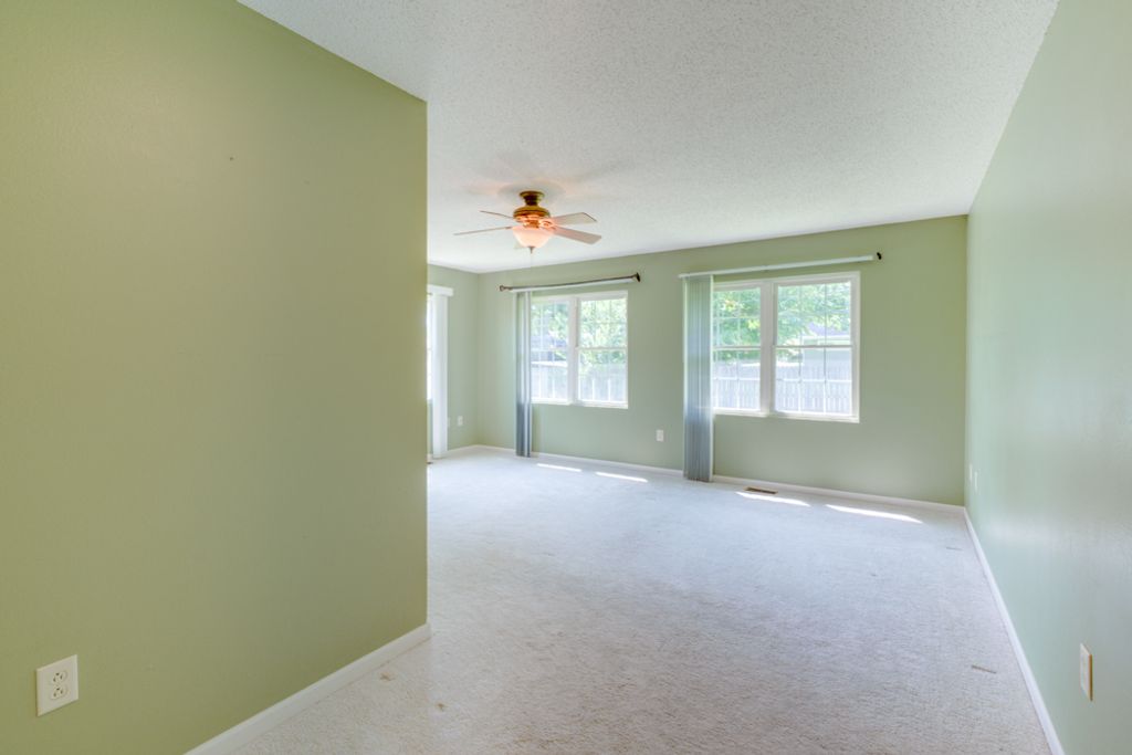 Image 27 of property listing at 405 W Beacon Court, Mt Vernon, IL 62864