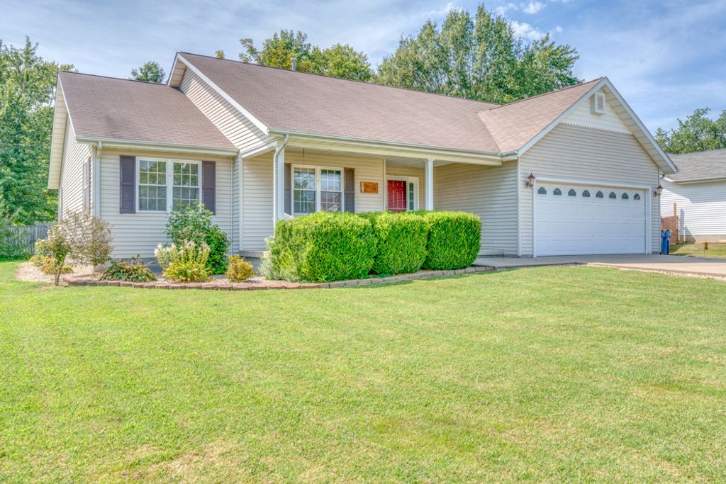 Image 4 of property listing at 405 W Beacon Court, Mt Vernon, IL 62864