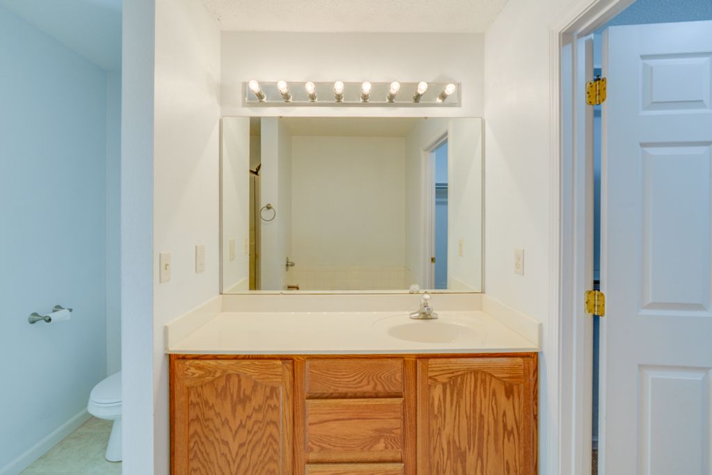 Image 35 of property listing at 405 W Beacon Court, Mt Vernon, IL 62864