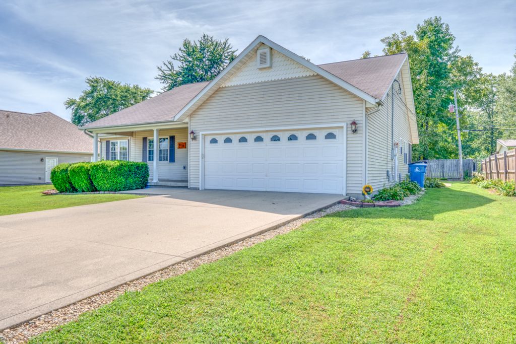Image 5 of property listing at 405 W Beacon Court, Mt Vernon, IL 62864