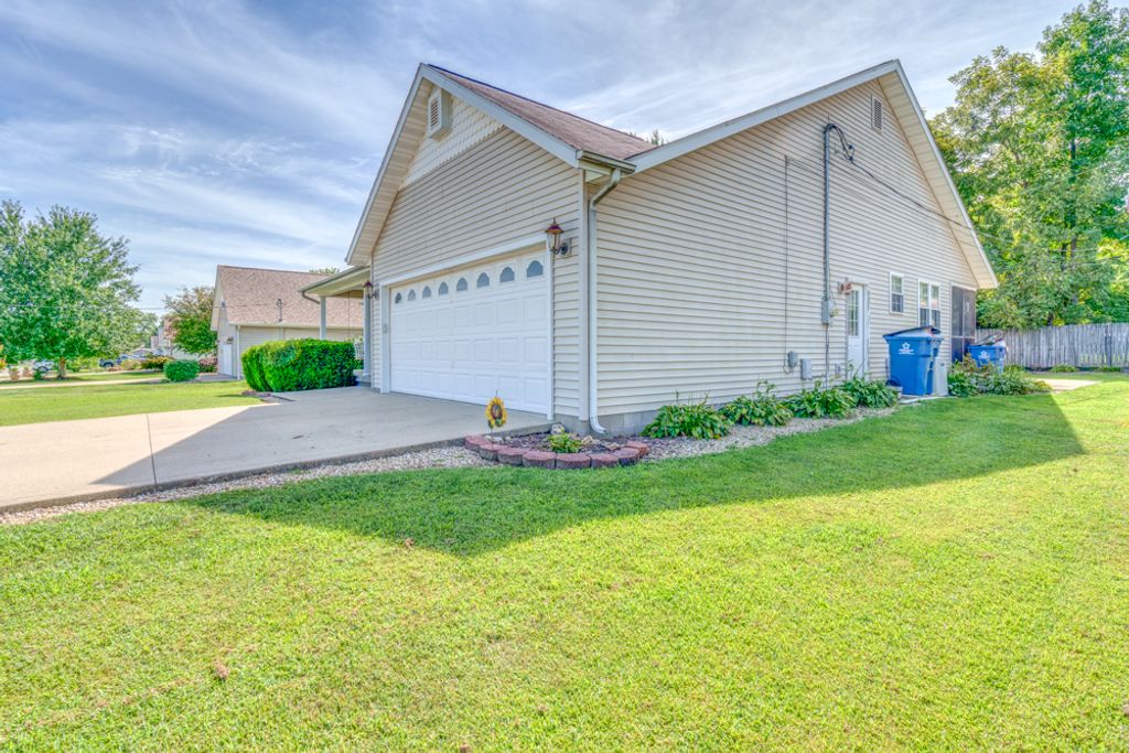 Image 6 of property listing at 405 W Beacon Court, Mt Vernon, IL 62864