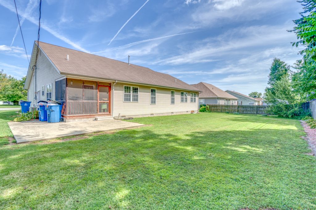 Image 7 of property listing at 405 W Beacon Court, Mt Vernon, IL 62864