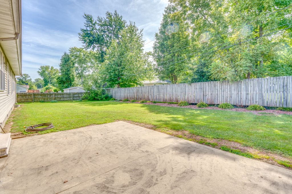 Image 8 of property listing at 405 W Beacon Court, Mt Vernon, IL 62864