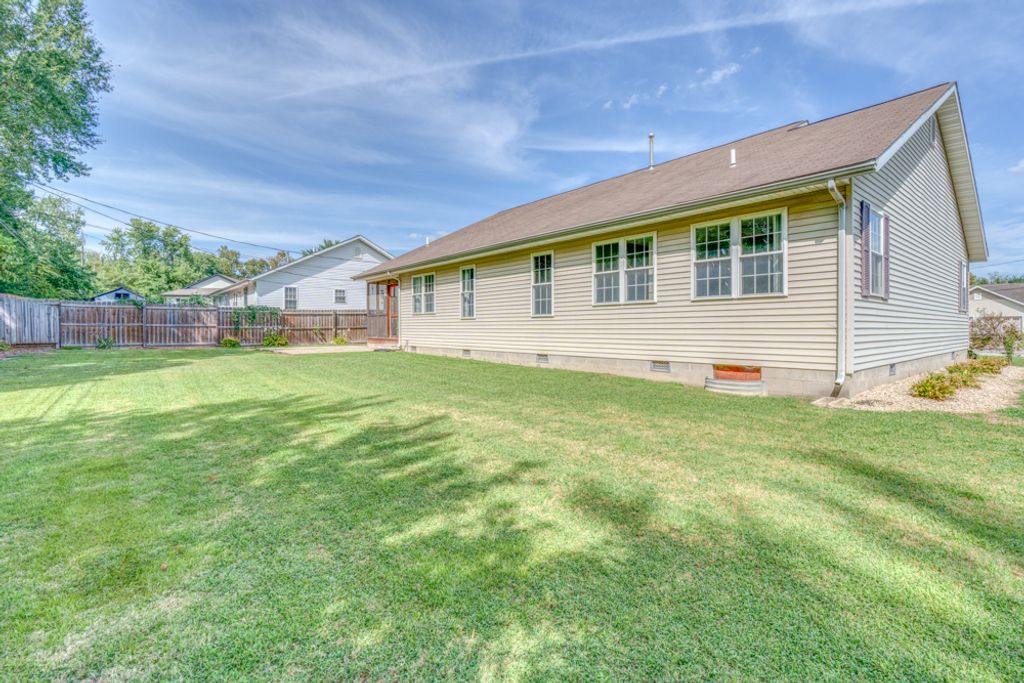 Image 9 of property listing at 405 W Beacon Court, Mt Vernon, IL 62864