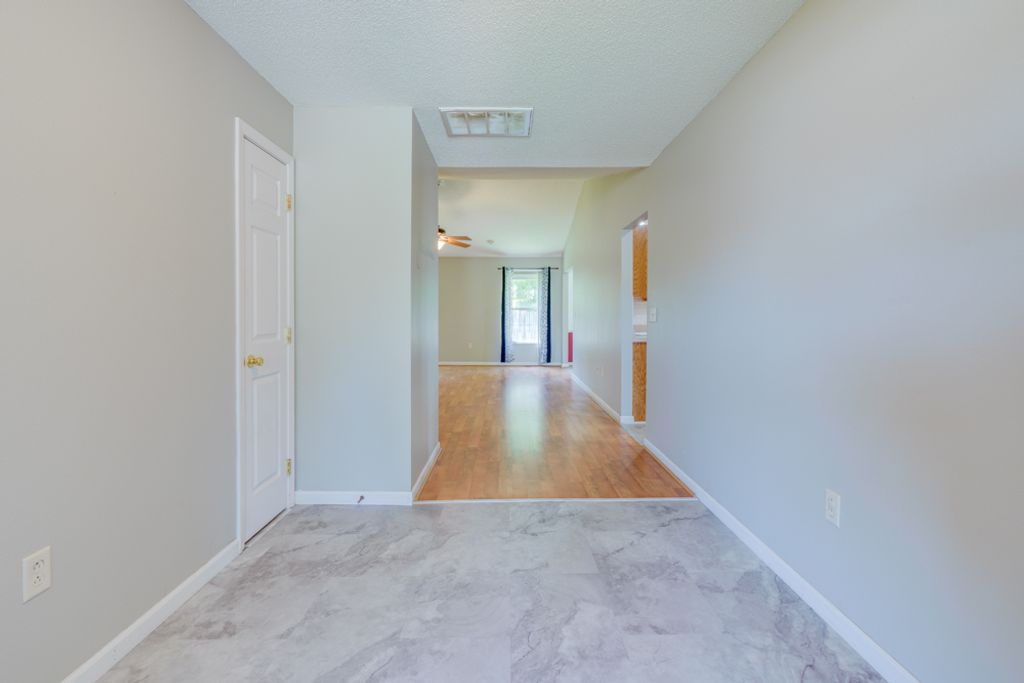 Image 10 of property listing at 405 W Beacon Court, Mt Vernon, IL 62864