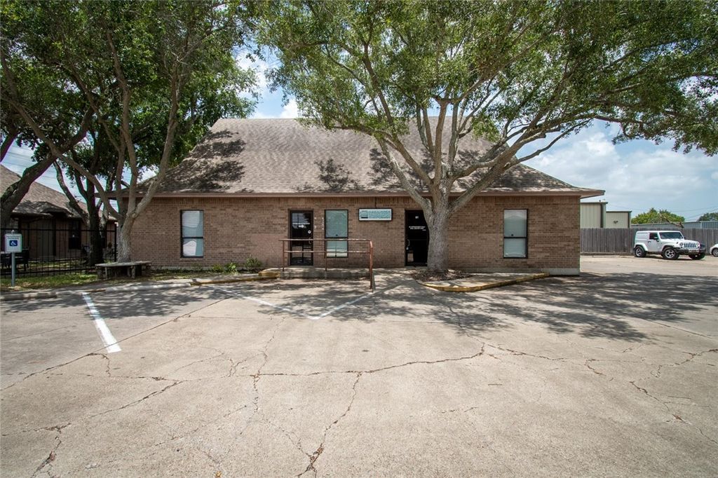 4918 Holly Road B1, Corpus Christi, TX 78411