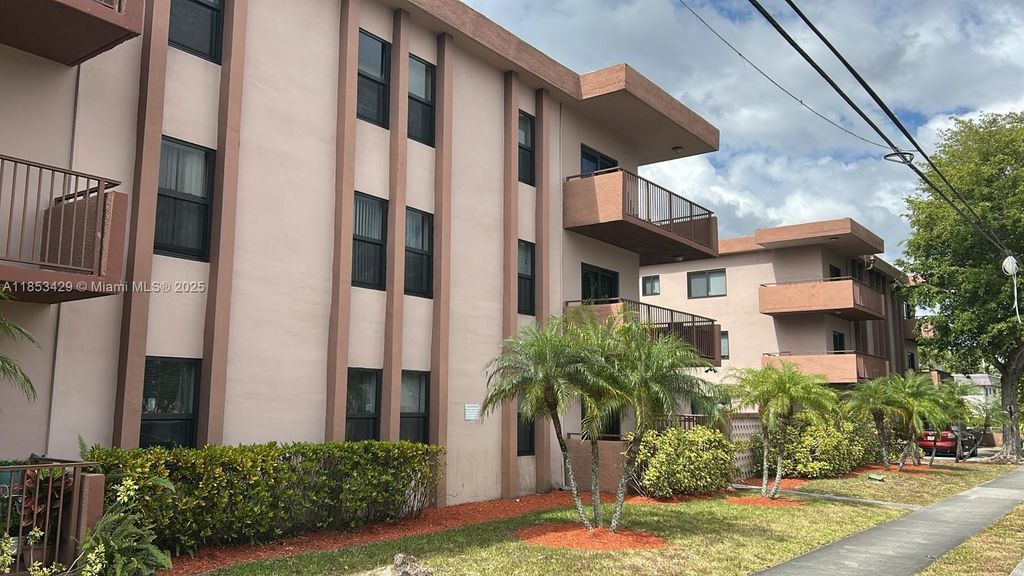 690 NE 123rd St 306, North Miami, FL 33161