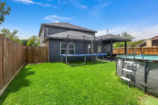 501 S 4th Street, La Porte, TX 77571