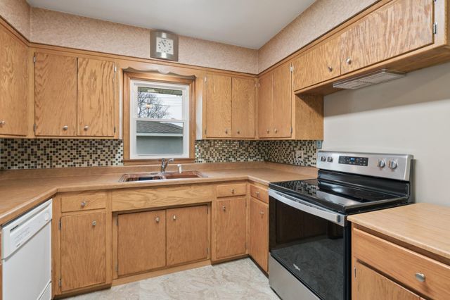 1765 Galtier Street, Roseville, MN 55113