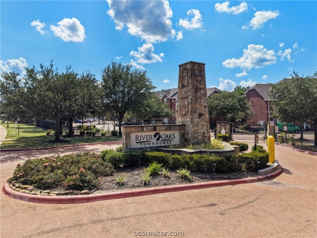 305 Holleman Drive E 301, College Station, TX 77840 — exterior
