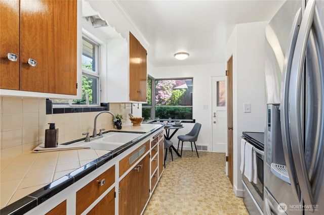 6542 43rd Avenue NE, Seattle, WA 98115