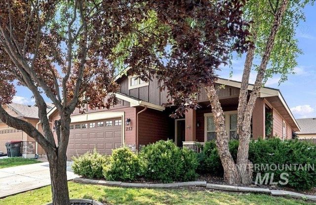 253 E Indian Rocks Ct, Meridian, ID 83646