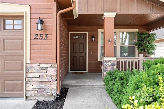 253 E Indian Rocks Ct, Meridian, ID 83646