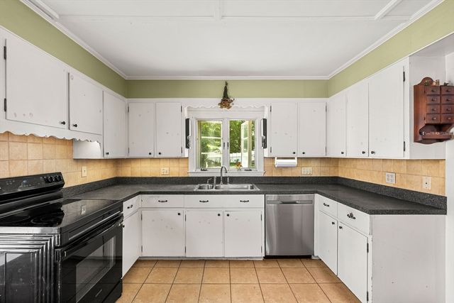 24 Vernon St, Haverhill, MA 01835