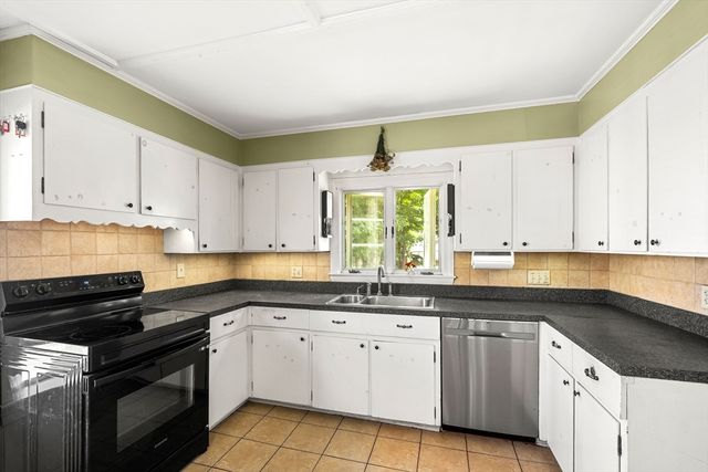 24 Vernon St, Haverhill, MA 01835