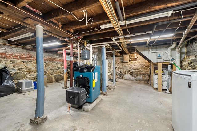 24 Vernon St, Haverhill, MA 01835