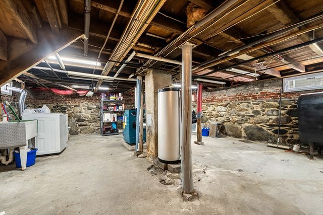 24 Vernon St, Haverhill, MA 01835