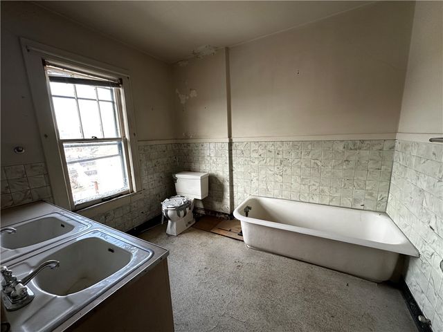 1006 Shira St, New Castle, PA 16101