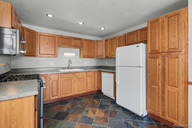 1611 Cass Lake RD Road C, Keego Harbor, MI 48320