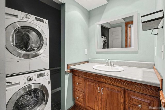 1611 Cass Lake RD Road C, Keego Harbor, MI 48320