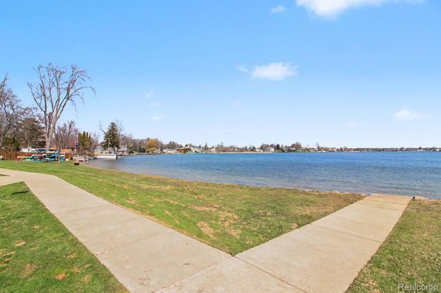 1611 Cass Lake RD Road C, Keego Harbor, MI 48320