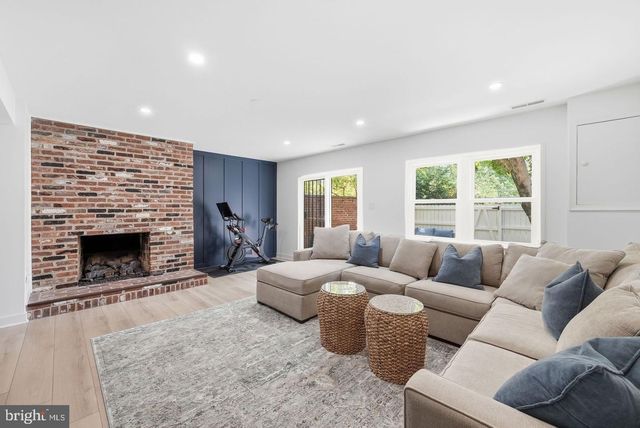6328 GOLF COURSE SQ, Alexandria, VA 22307