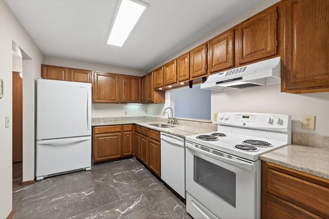 10441 Greenbrier Road 222, Hopkins, MN 55305