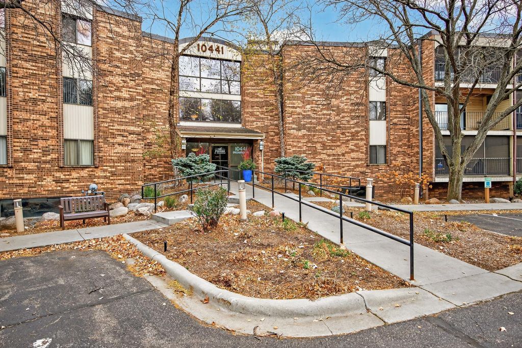 10441 Greenbrier Road 222, Hopkins, MN 55305