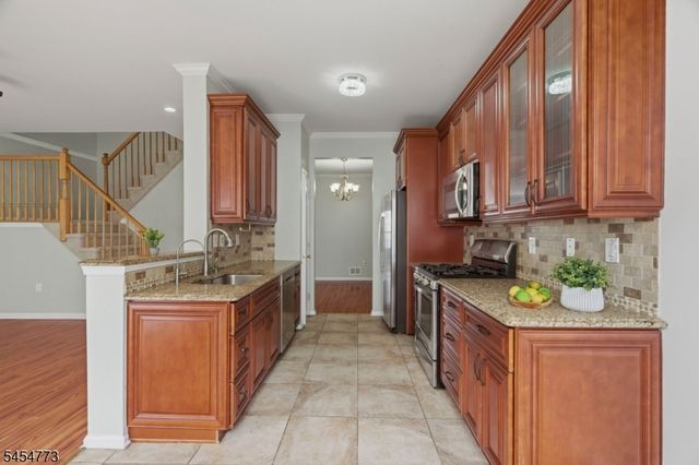 13 Reins Ct, Franklin Twp., NJ 08873