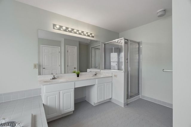 13 Reins Ct, Franklin Twp., NJ 08873