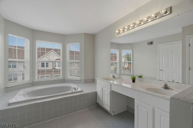 13 Reins Ct, Franklin Twp., NJ 08873