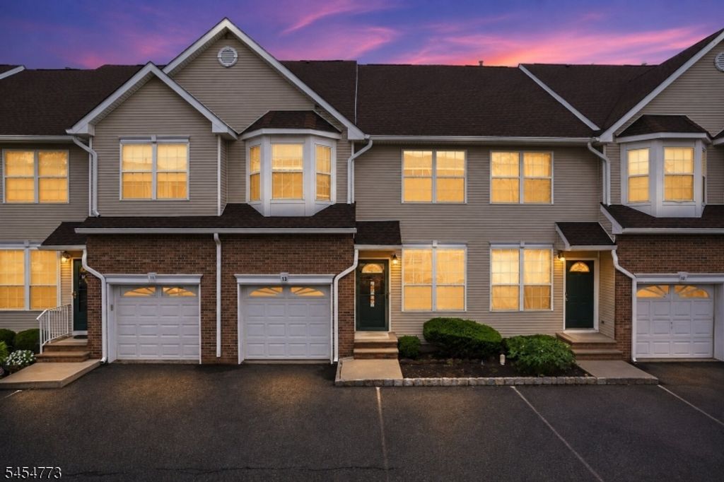 13 Reins Ct, Franklin Twp., NJ 08873