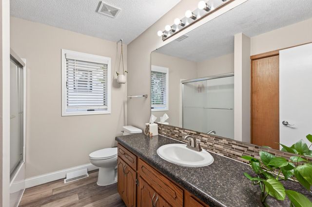 2048 17th Avenue E, North Saint Paul, MN 55109