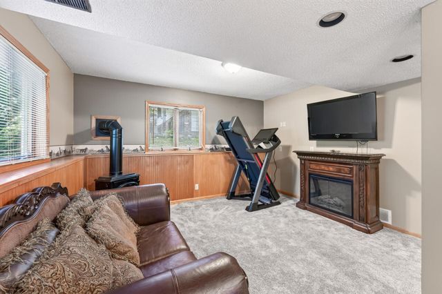 2048 17th Avenue E, North Saint Paul, MN 55109