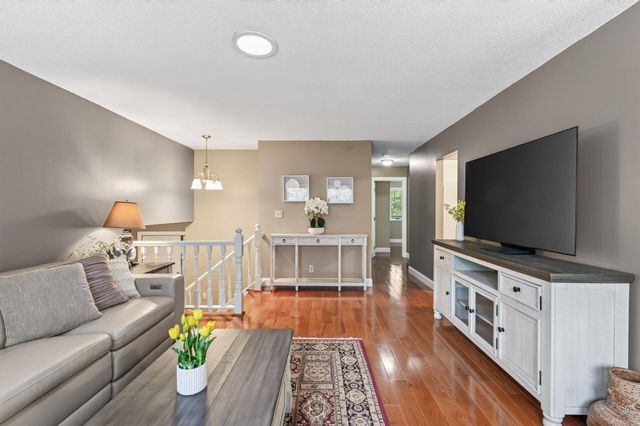 2048 17th Avenue E, North Saint Paul, MN 55109
